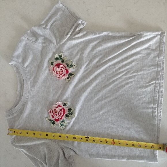 4/$20 Light grey tee shirt T-shirt with embroidered pink rose appliques Medium - Picture 10 of 11